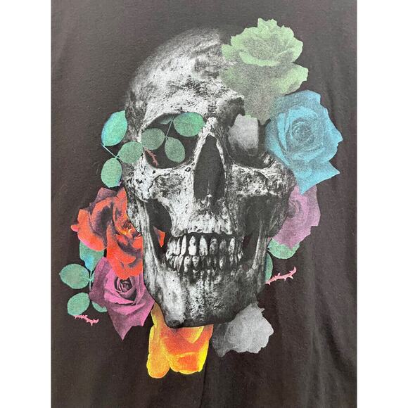 GUESS T-SHIRT SKULL ROSES GRAPHIC PRINT SIZE LARGE BLACK EMO GOTHIC CORE - Picture 2 of 12